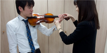 ヴァイオリンのレッスンに挑戦。立ち方と姿勢から始まり、楽器の名称と持ち方、肩当ての着け方などを先生がやさしく指導してくれる。弓には、馬のしっぽの毛が１５０本以上使われているそう。（イメージ）